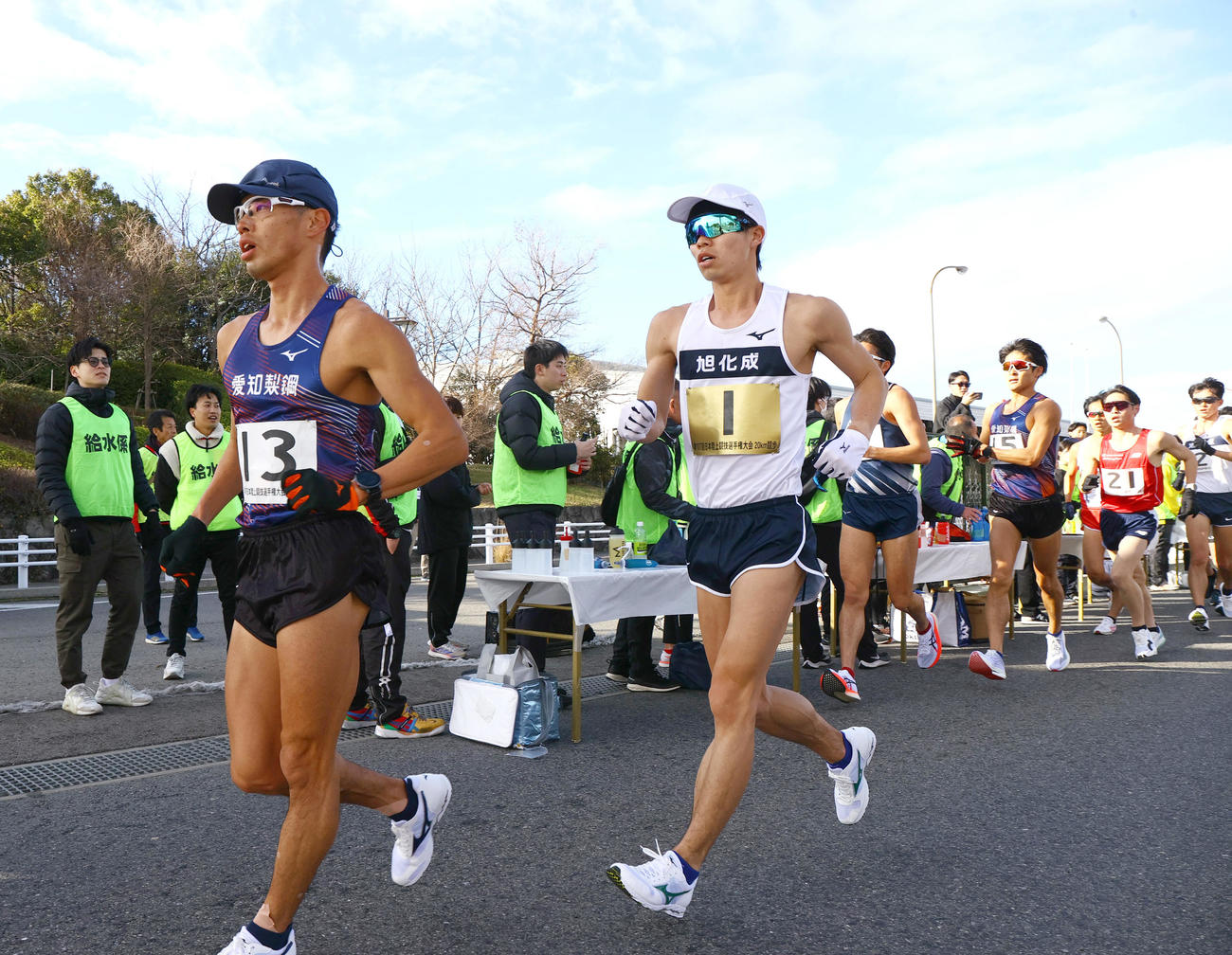 日本選手権男子20キロ競歩　給水ポイントを通過する池田向希（左から2人目）ら（撮影・上山淳一）