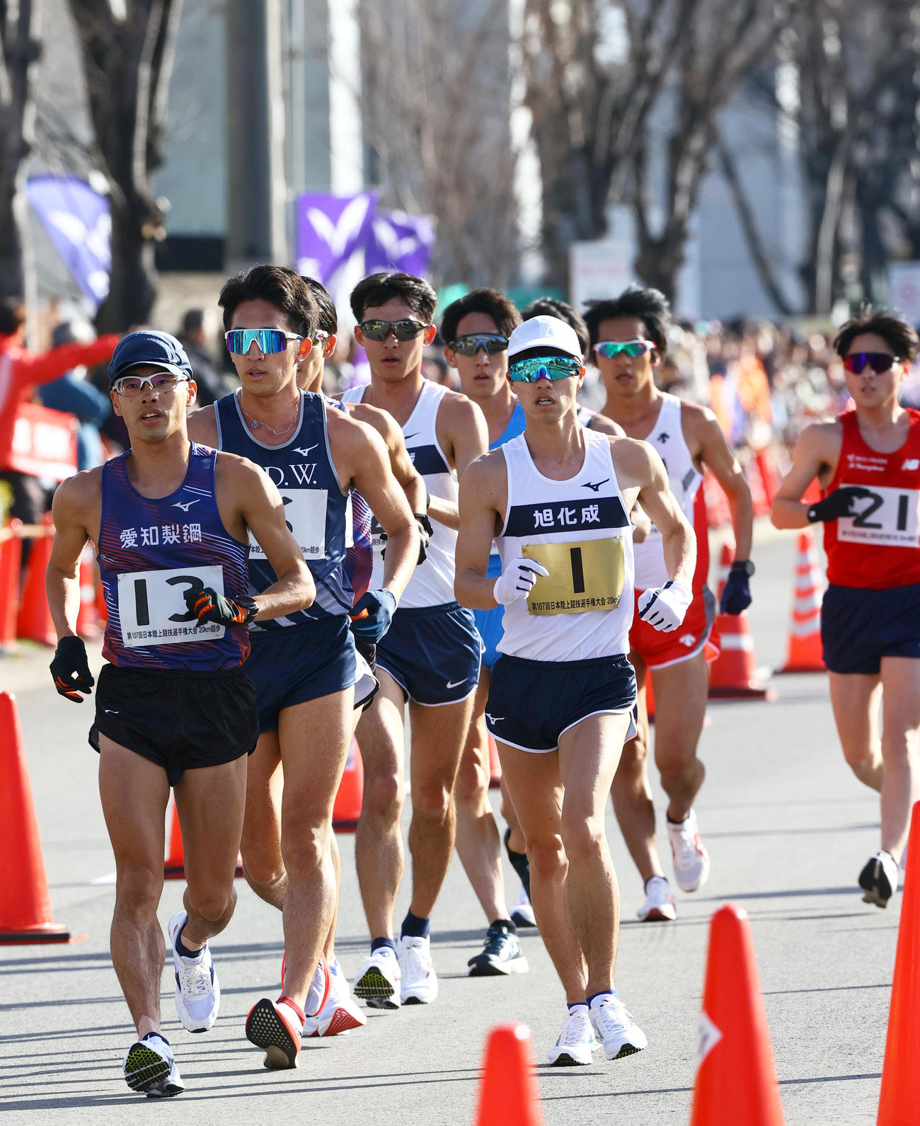 日本選手権男子20キロ競歩　先頭集団で歩く池田向希（手前右）ら（撮影・上山淳一）