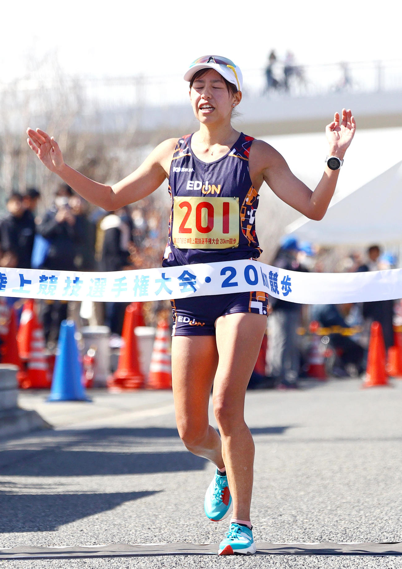 両手を上げゴールする藤井菜々子（撮影・上山淳一）