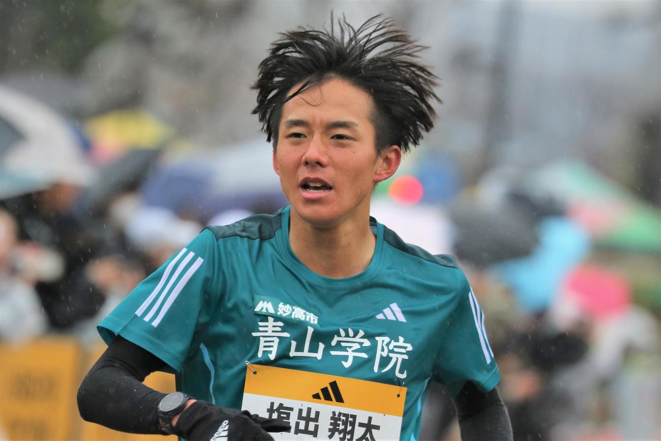 「ADIDAS TOKYO CITY RUN 2024」の招待レース男子5キロに臨む青学大・塩出（撮影・藤塚大輔）