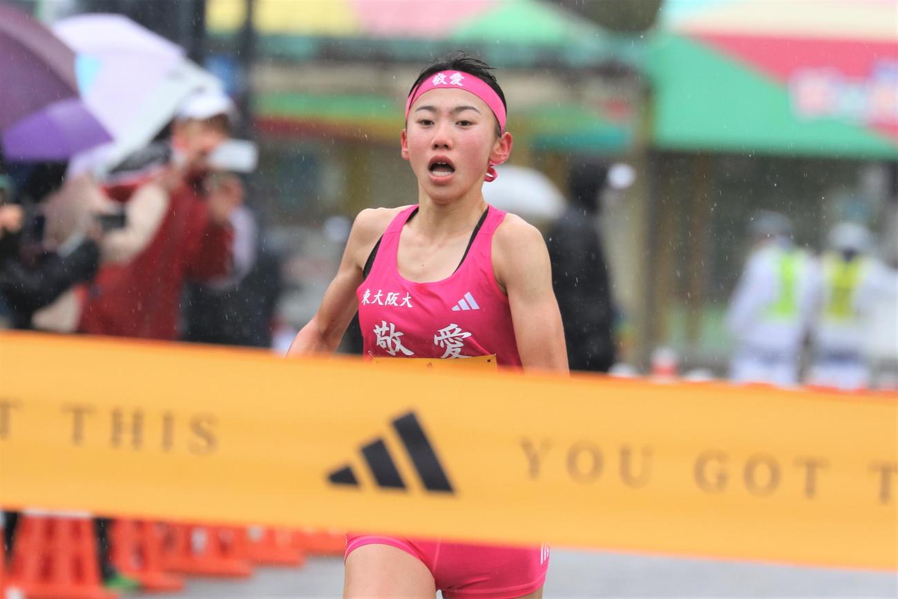 「ADIDAS TOKYO CITY RUN 2024」の招待レース女子5キロで力走する東大阪大敬愛・久保（撮影・藤塚大輔）