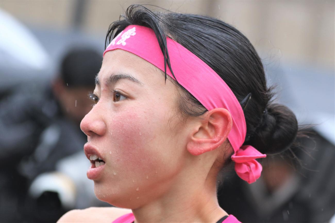 「ADIDAS TOKYO CITY RUN 2024」の招待レース女子5キロに臨む東大阪大敬愛・久保（撮影・藤塚大輔）