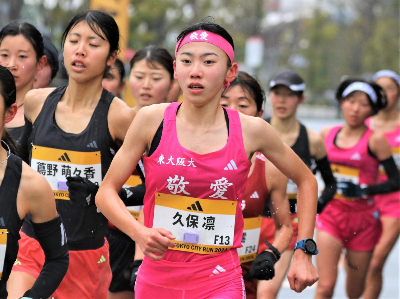 「ADIDAS TOKYO CITY RUN 2024」の招待レース女子5キロに臨む東大阪大敬愛・久保（撮影・藤塚大輔）