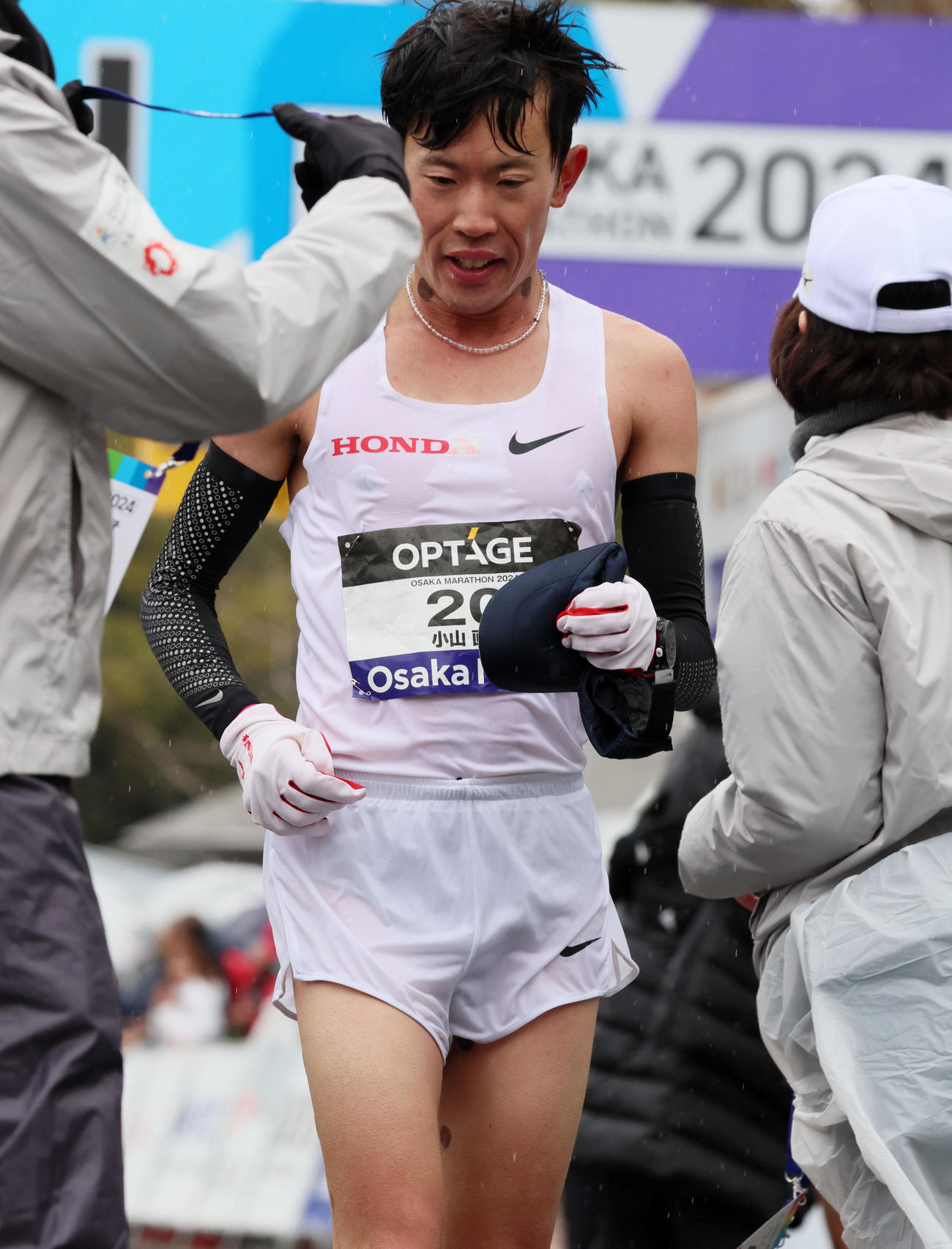 大阪マラソンを3位でゴールした小山直城（撮影・加藤哉）