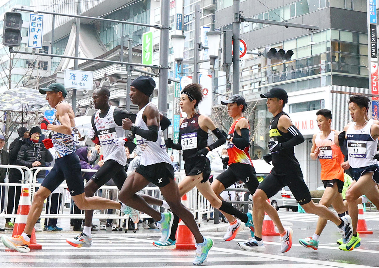難波の街並みを力走する国学院大・平林（左から4人目）ら（撮影・上山淳一）