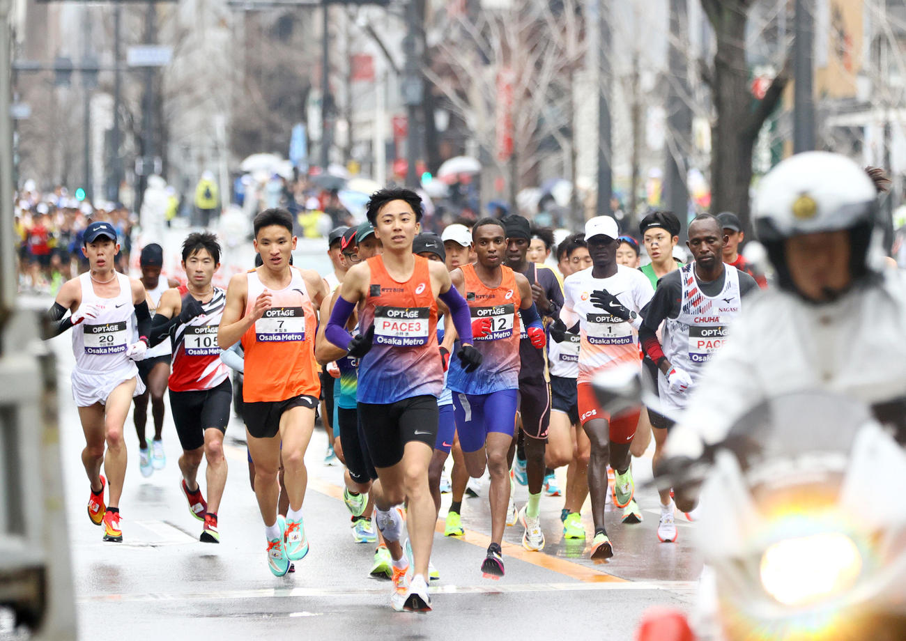 難波交差点を力走する選手ら（撮影・上山淳一）