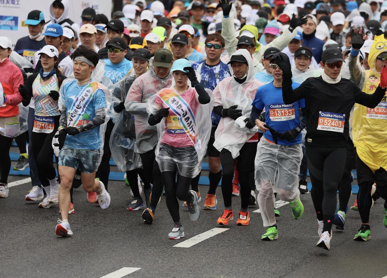 スタートするNMB48・真鍋杏樹らランナーたち（撮影・加藤哉）