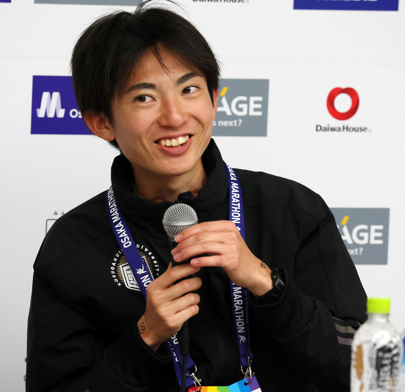 優勝し会見で笑顔を見せる平林清澄（撮影・加藤哉）