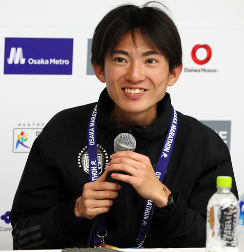優勝し会見で笑顔を見せる平林清澄（撮影・加藤哉）