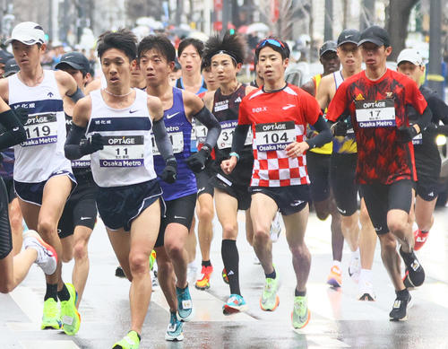 難波の街並みを力走する国学院大・平林（中央）（撮影・上山淳一）