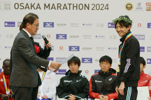 優勝し瀬古利彦日本陸連ロードランニングコミッション・リーダー（左）から新人賞の賞状を手渡される平林清澄（撮影・加藤哉）
