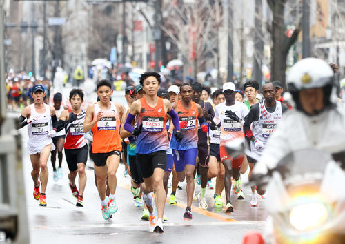 難波交差点を力走する選手ら（撮影・上山淳一）