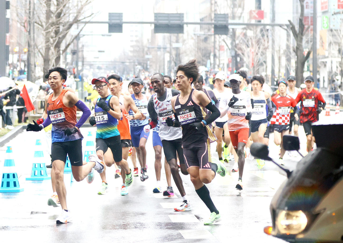 難波交差点を力走する選手ら（撮影・上山淳一）
