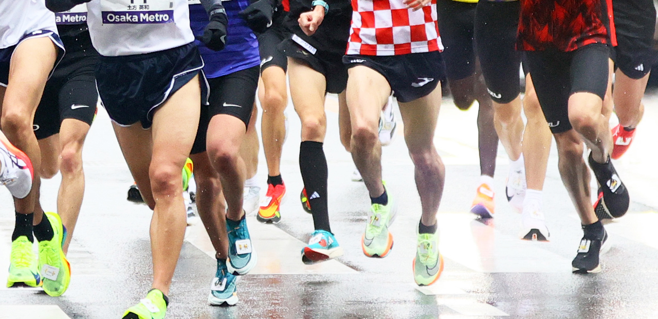 大阪マラソン出場者のシューズの甲部分につけられたタイムの計測用チップ