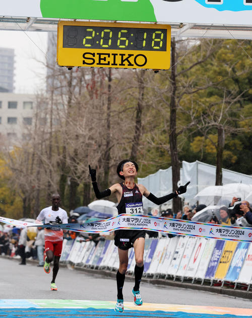 初マラソンの日本記録を更新してゴールする平林清澄（撮影・加藤哉）