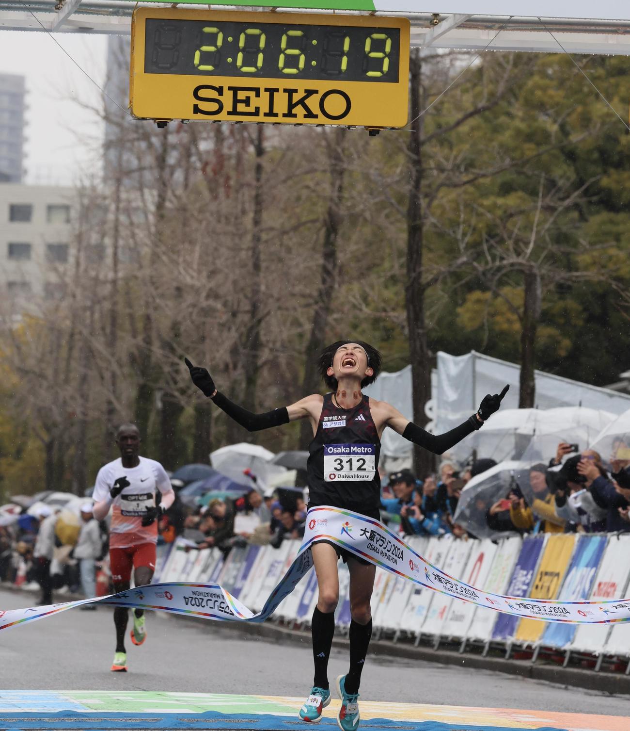 大阪マラソン　1位でゴールする平林清澄（撮影・加藤哉）