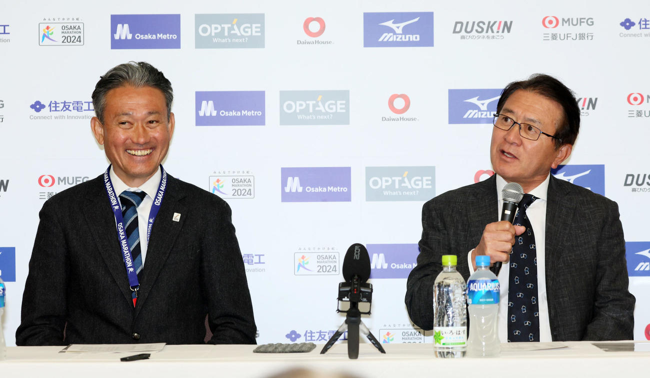 レース後、会見する瀬古利彦氏（右）と高岡寿成氏（撮影・加藤哉）
