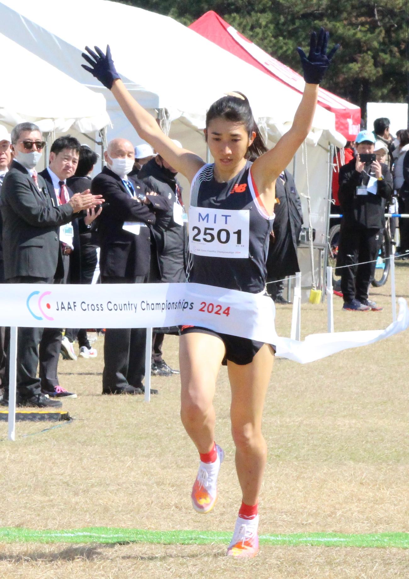 両手を挙げて1位でゴールするシニア女子2キロの田中希実（撮影・菊川光一）