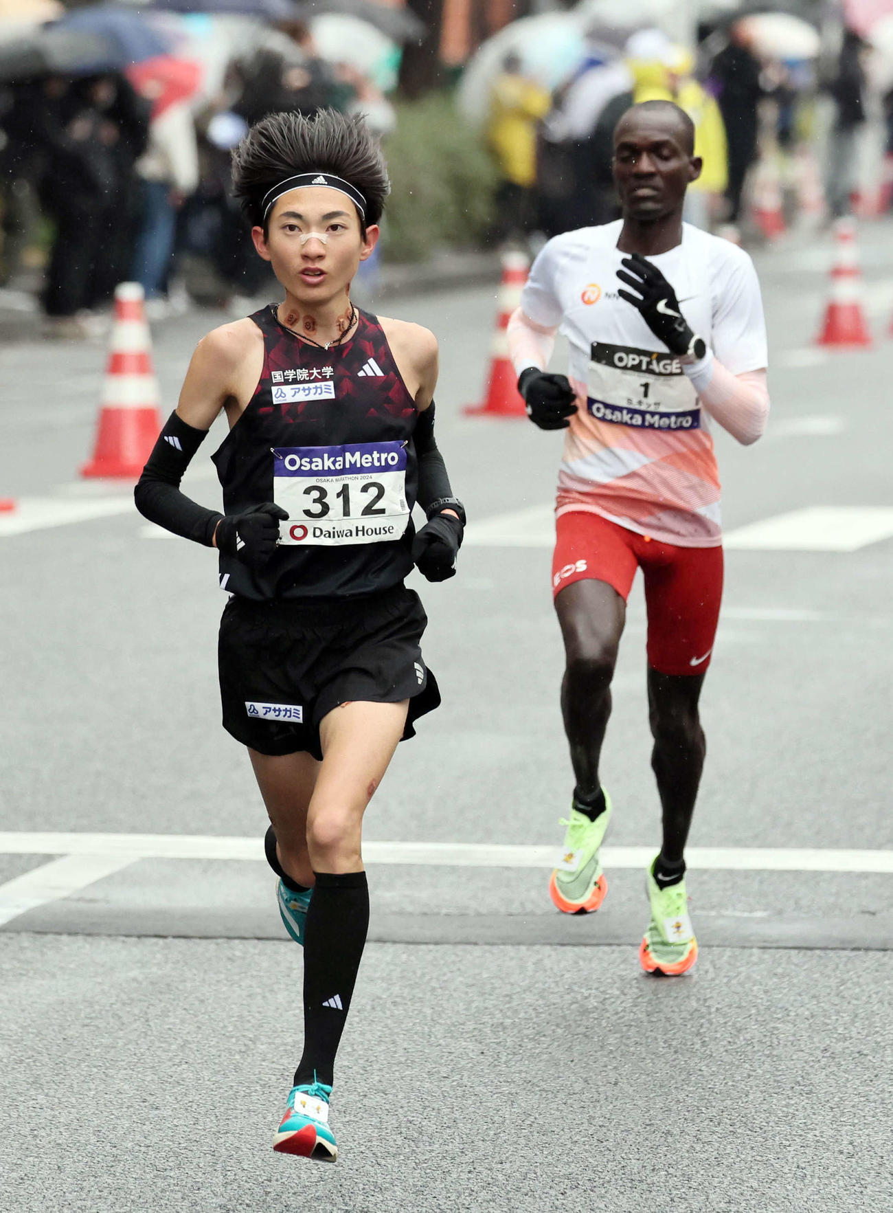 32キロ付近でトップに立った平林清澄。後方はスティーブン・キッサ（代表撮影）