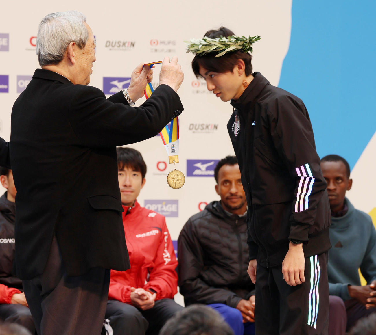 優勝し松本正義大阪陸協会長（左）からメダルをかけてもらう平林清澄（撮影・加藤哉）