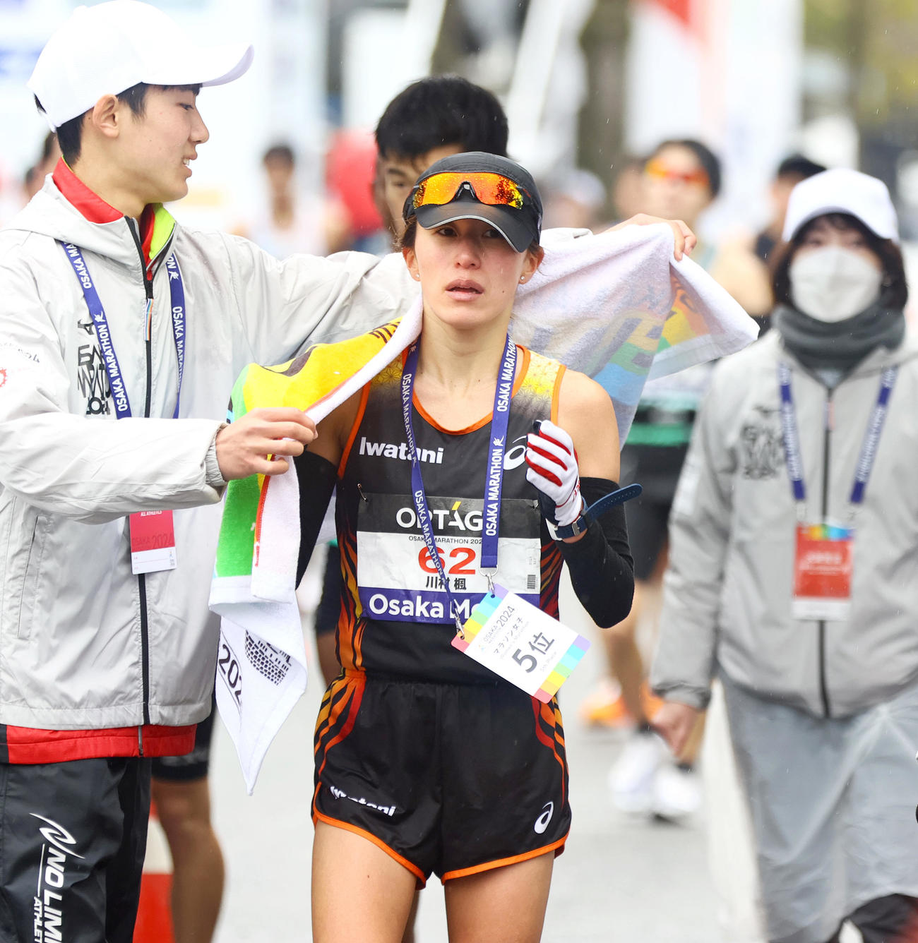 大阪マラソン女子日本選手1位でゴールした川村楓（撮影・上山淳一）