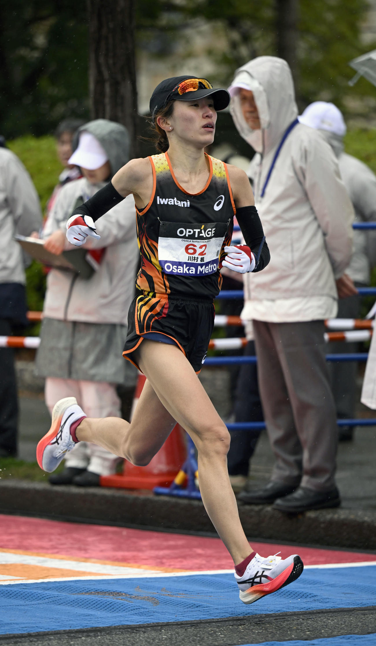 女子の日本勢トップとなる5位でゴールする川村楓（共同）