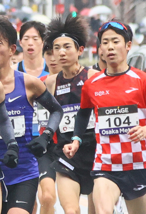 難波の街並みを力走する国学院大・平林（中央）（撮影・上山淳一）