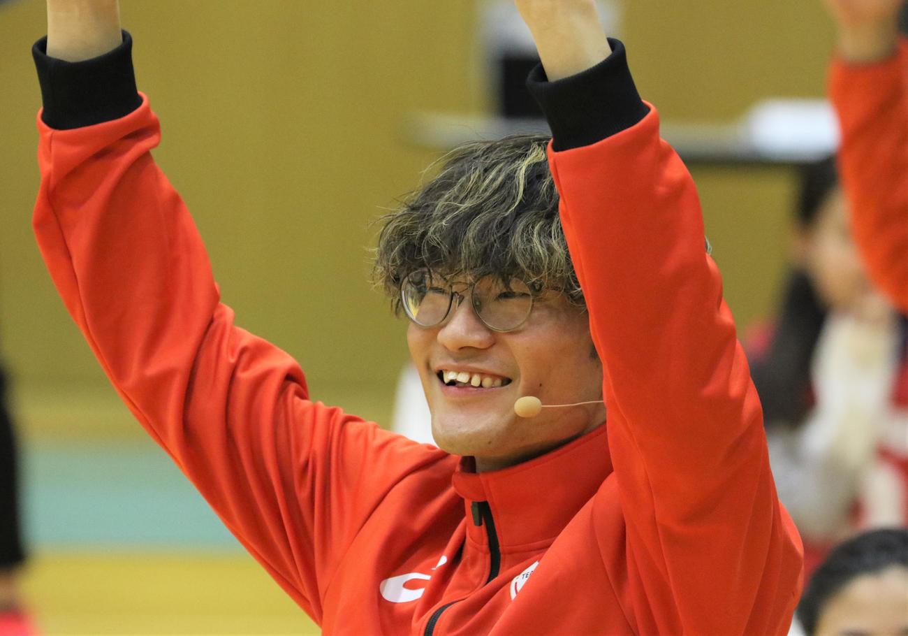 葛飾ろう学校での交流イベントで笑顔を見せる陸上男子400メートル障害の黒川（撮影・藤塚大輔）