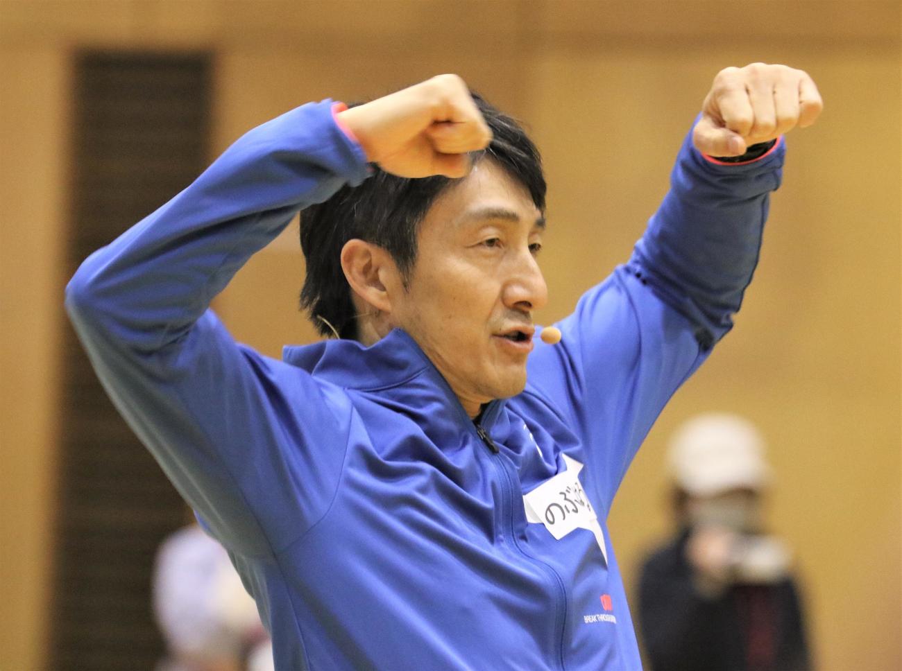 葛飾ろう学校での交流イベントに参加した朝原宣治氏（撮影・藤塚大輔）
