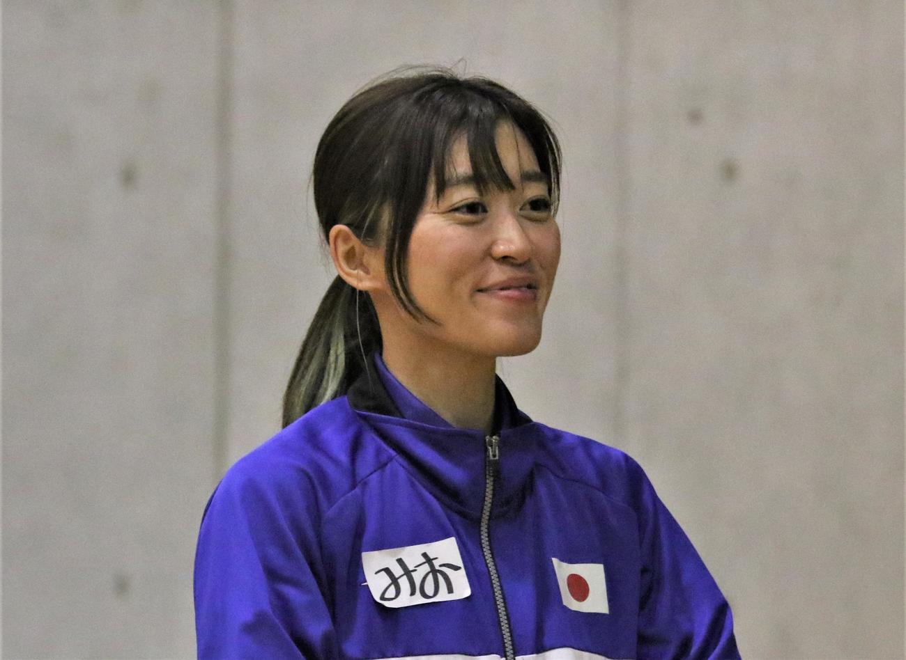 葛飾ろう学校での交流イベントに参加したデフ陸上女子の岡田（撮影・藤塚大輔）