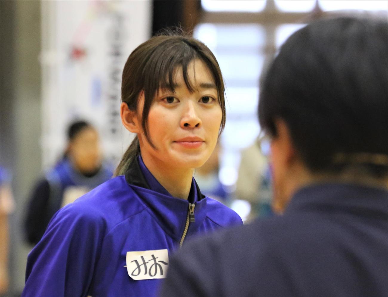 葛飾ろう学校での交流イベントに参加したデフ陸上女子の岡田（撮影・藤塚大輔）