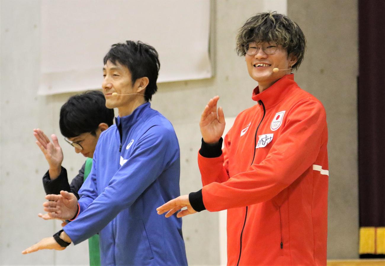葛飾ろう学校での交流イベントで手話を披露する朝原宣治氏（左）と陸上男子400メートル障害の黒川（撮影・藤塚大輔）