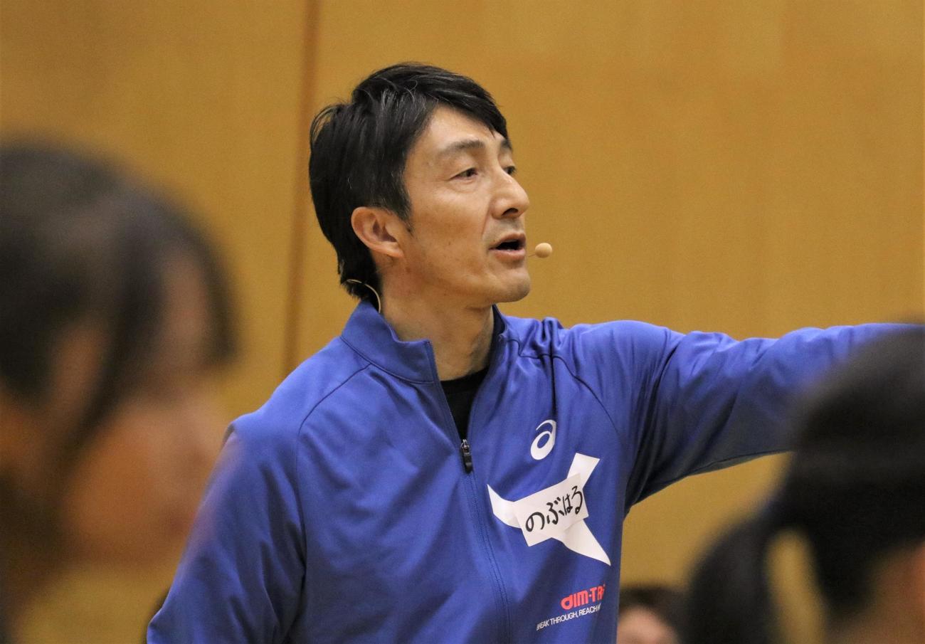 葛飾ろう学校での交流イベントに参加した朝原宣治氏（撮影・藤塚大輔）