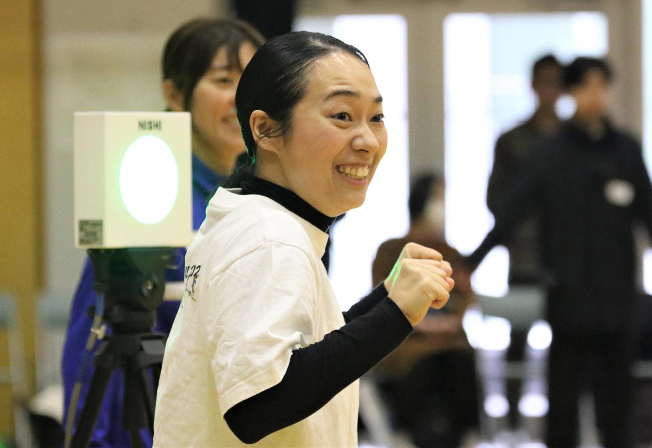 葛飾ろう学校での交流イベントに参加した東京2025デフリンピック応援アンバサダーの川俣郁美さん（撮影・藤塚大輔）