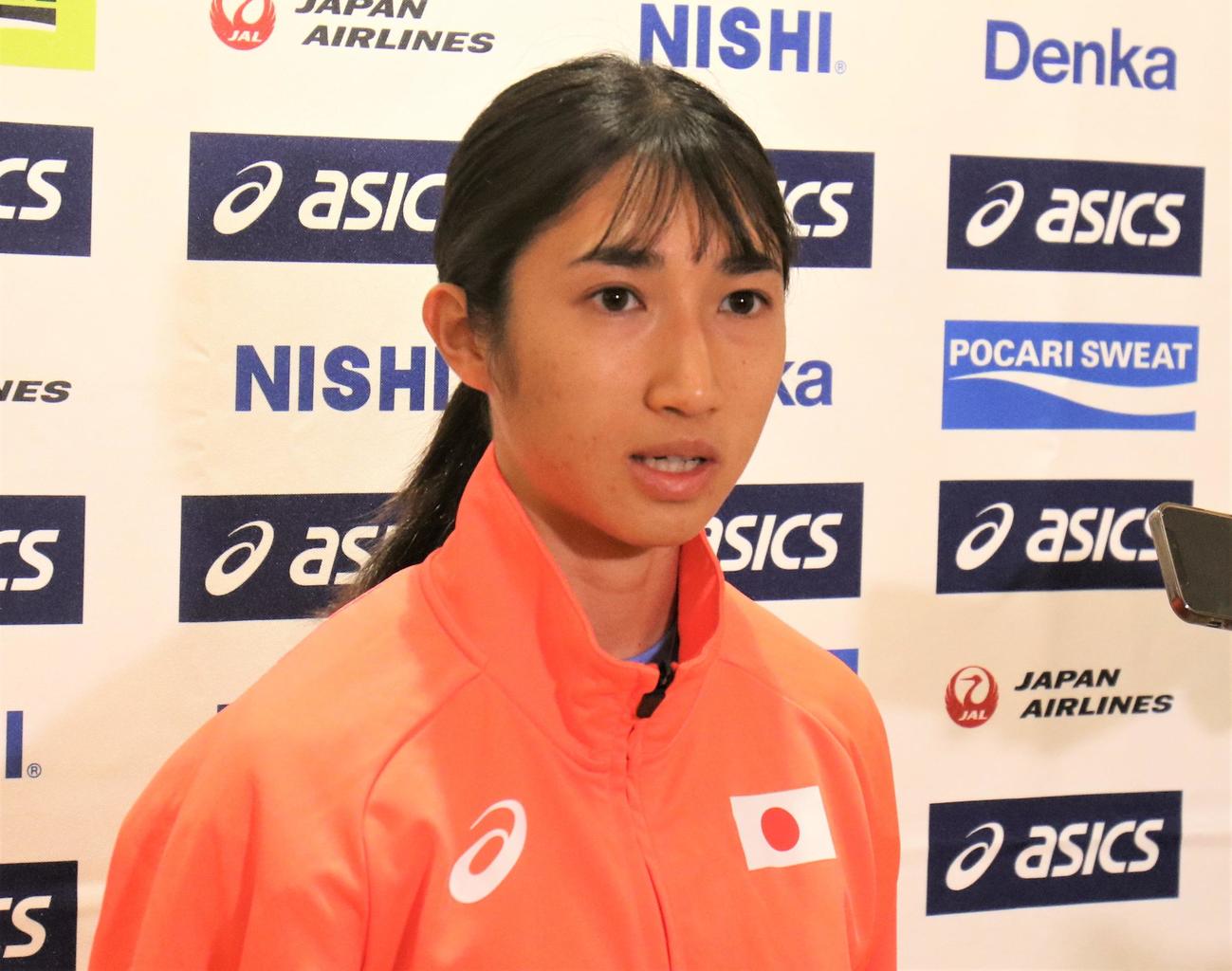 陸上の世界室内選手権へ向けた出国取材に応じた田中（撮影・藤塚大輔）