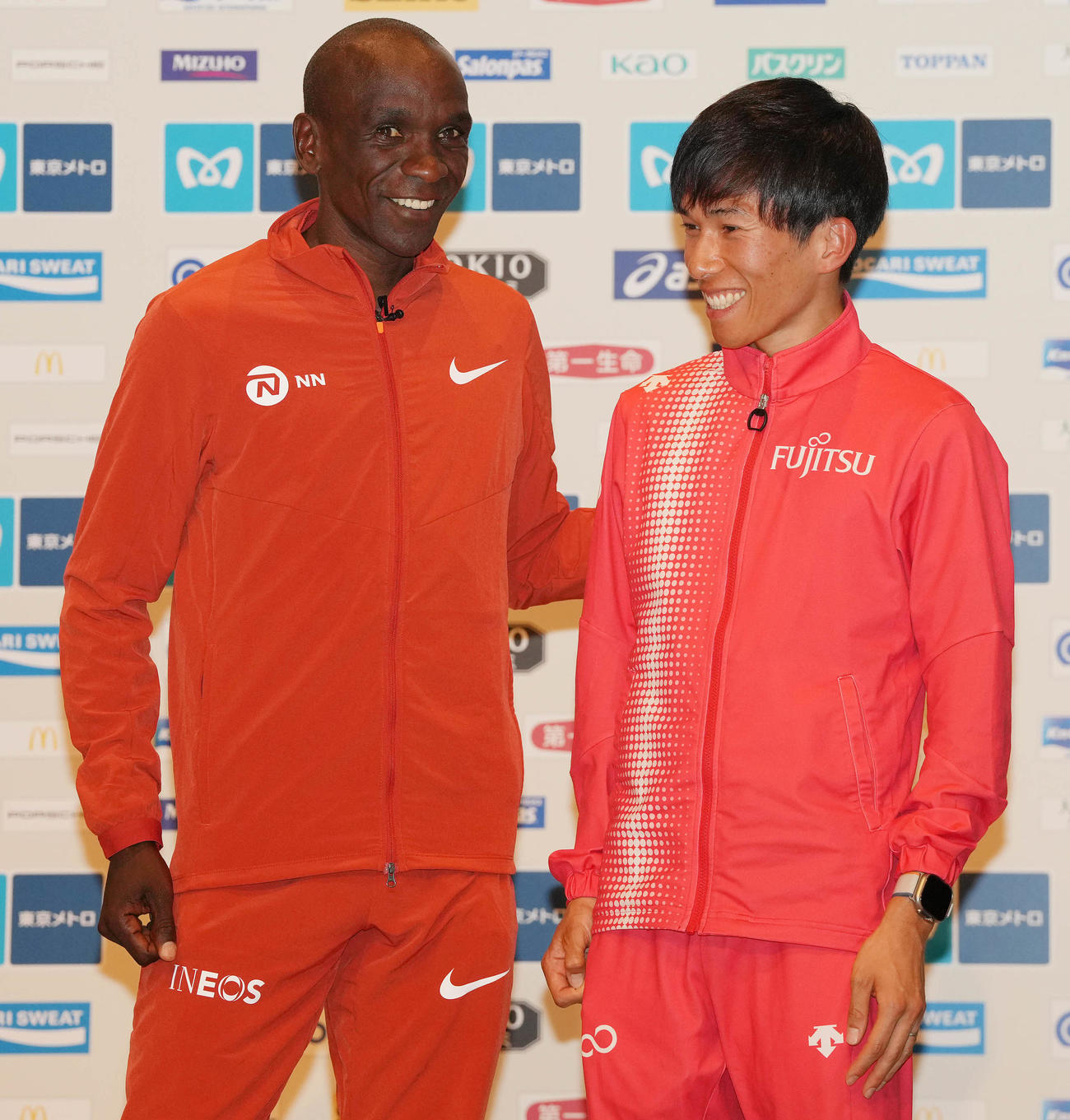 東京マラソン2024プレスカンファレンスで談笑するキプチョゲ（左）と鈴木（撮影・鈴木みどり）