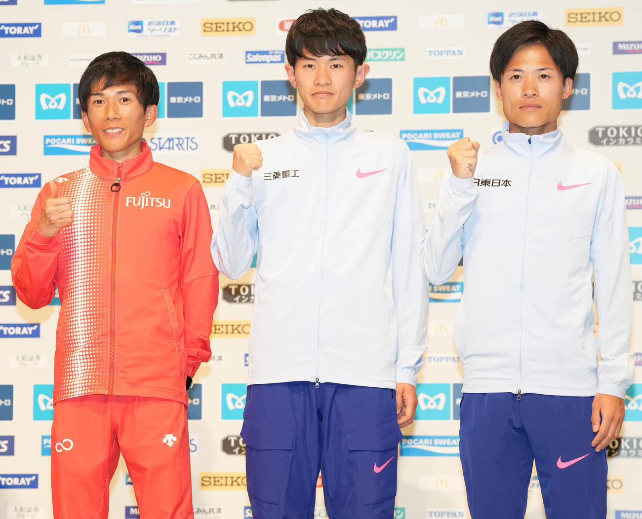 東京マラソン2024プレスカンファレンスのフォトセッションで笑顔の招待選手たち。左から鈴木、山下、其田（撮影・鈴木みどり）