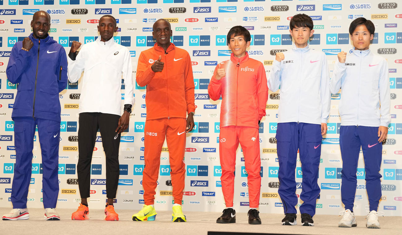 東京マラソン2024プレスカンファレンスのフォトセッションで笑顔の招待選手たち。左からキプラガト、ゲティッチ、キプチョゲ、鈴木、山下、其田（撮影・鈴木みどり）