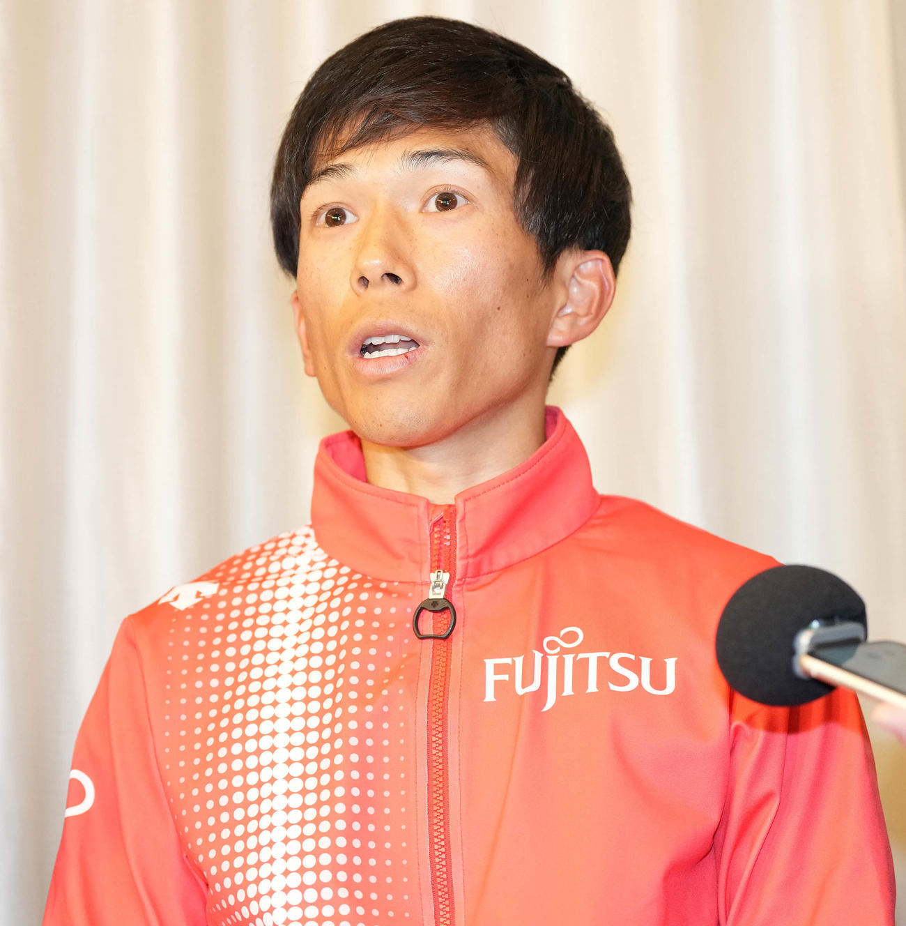 東京マラソン2024プレスカンファレンス後、囲み取材に応じる鈴木（撮影・鈴木みどり）