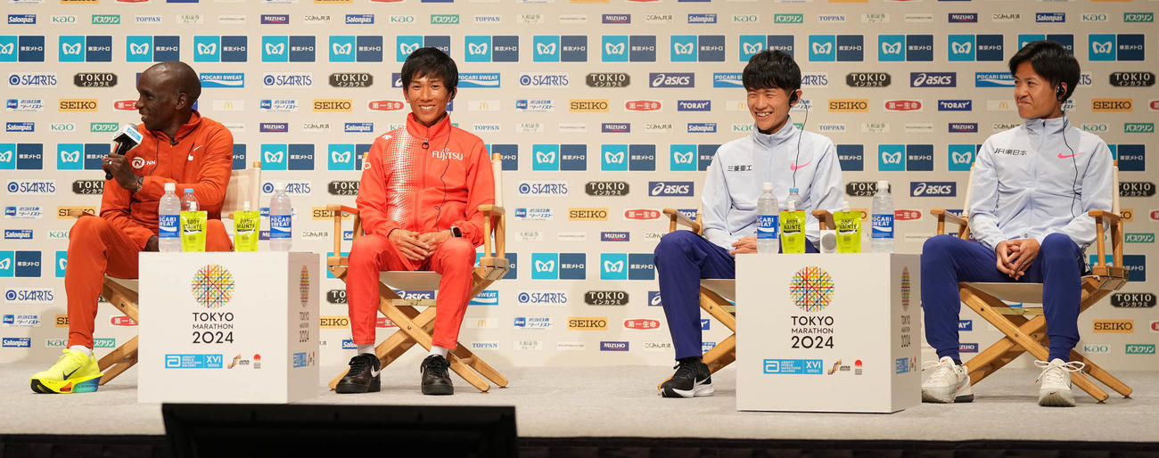東京マラソン2024プレスカンファレンスで笑顔の招待選手たち。左からキプチョゲ、鈴木、山下、其田（撮影・鈴木みどり）