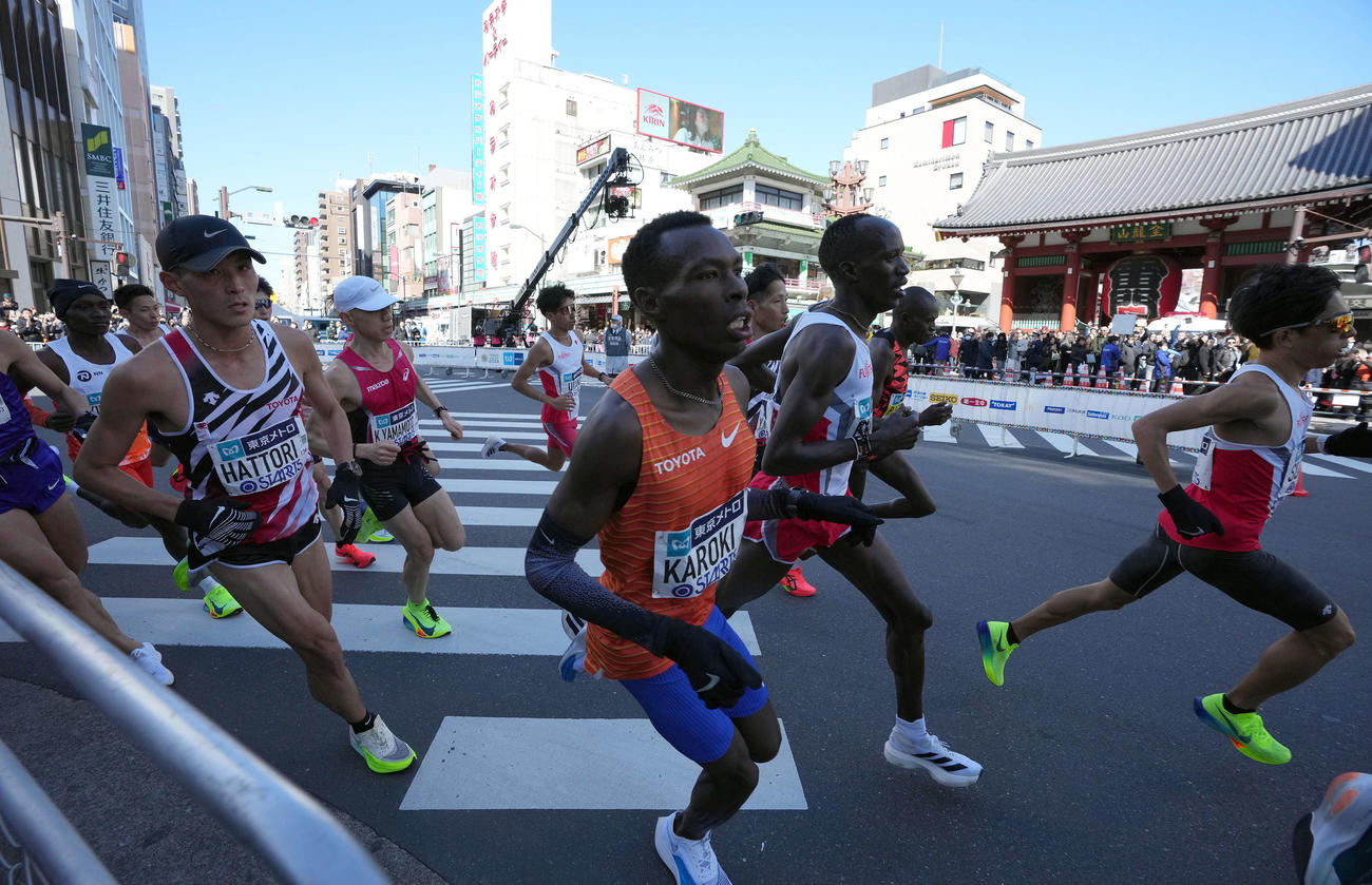 浅草寺雷門前を通過するランナーたち（撮影・たえ見朱実）