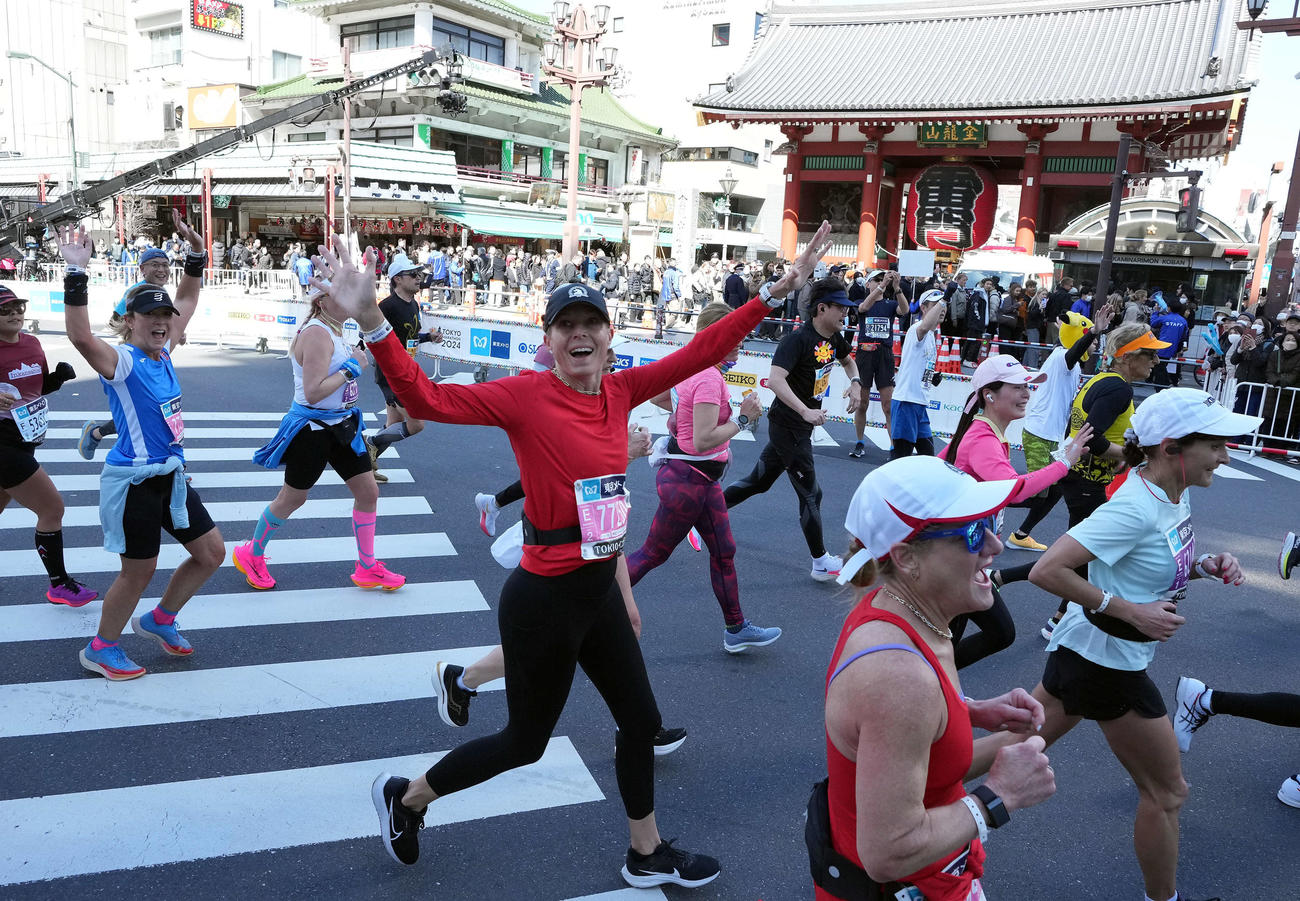 浅草寺雷門前を通過するランナーたち（撮影・たえ見朱実）