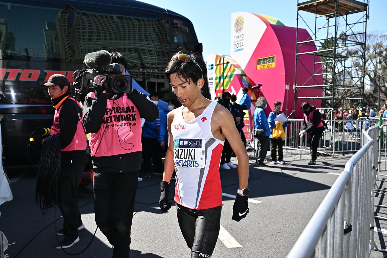 ゴール後、悔しげな表情の鈴木（撮影・滝沢徹郎）