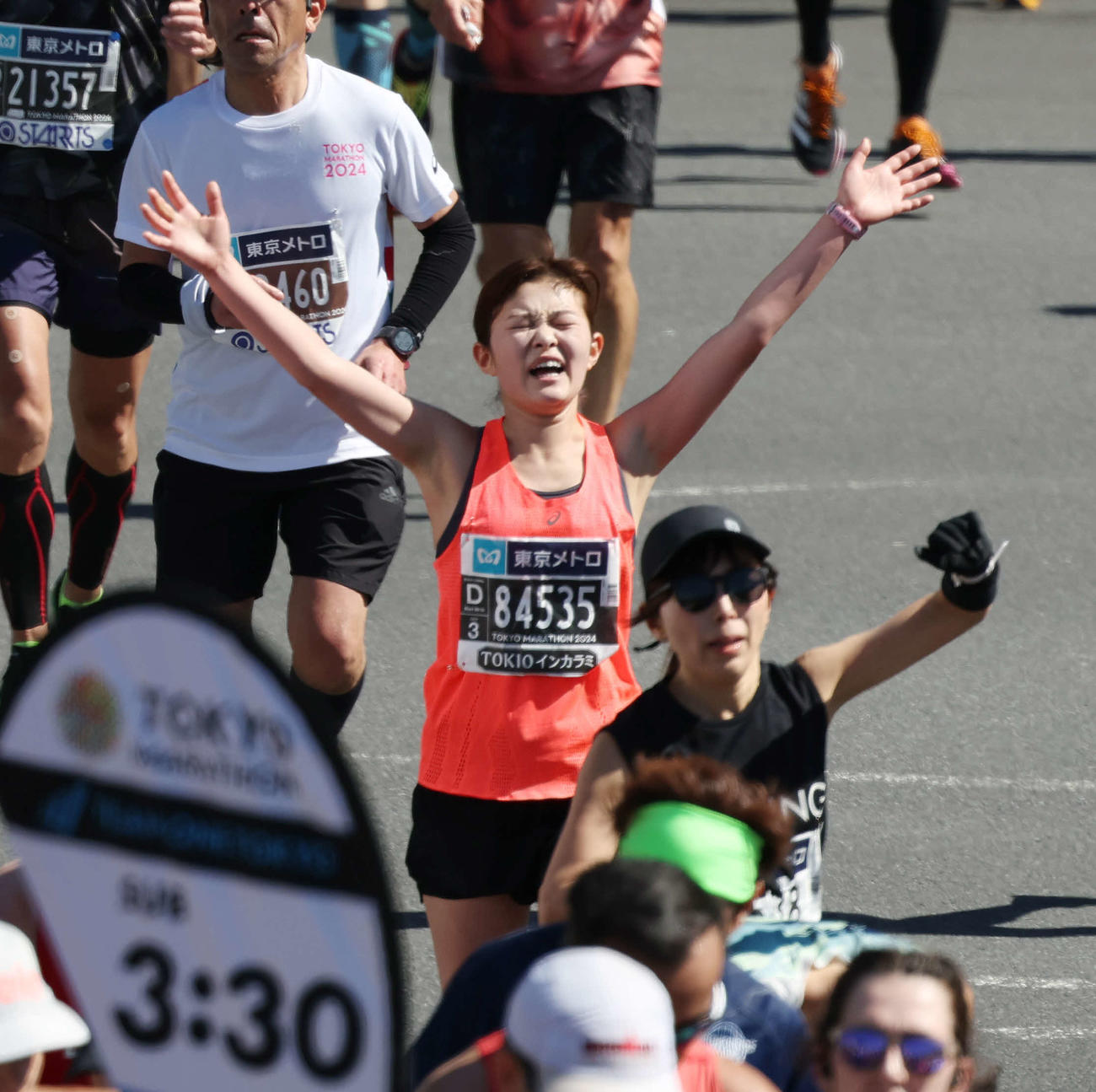 ゴールし、手を広げる井上咲楽（撮影・宮地輝）