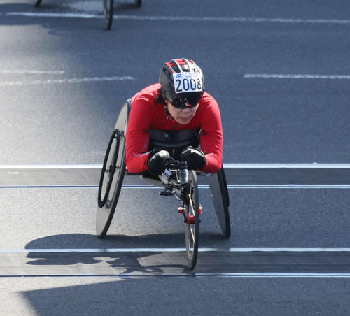車いすで女子の日本人2位でゴールする喜納（撮影・宮地輝）