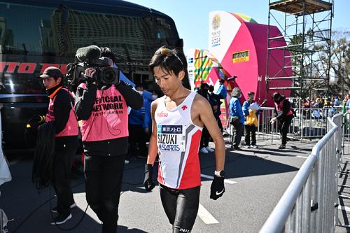 ゴール後、悔しげな表情の鈴木（撮影・滝沢徹郎）