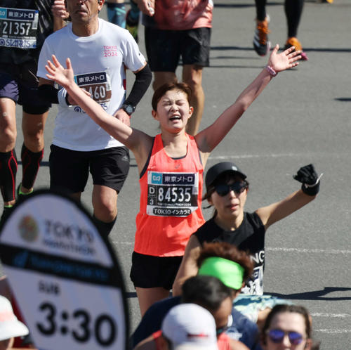 ゴールし、手を広げる井上咲楽（撮影・宮地輝）