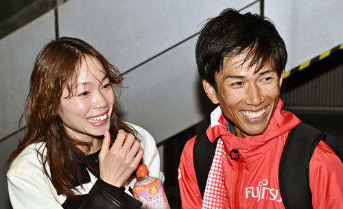 レース後、鈴木（右）は妻の一山から労われる（撮影・滝沢徹郎）
