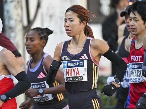 レース序盤、力走する新谷仁美（中央）（代表撮影）