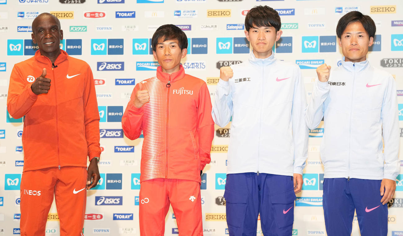 1日、東京マラソン2024プレスカンファレンスのフォトセッションで笑顔の招待選手たち。左からキプチョゲ、鈴木、山下、其田